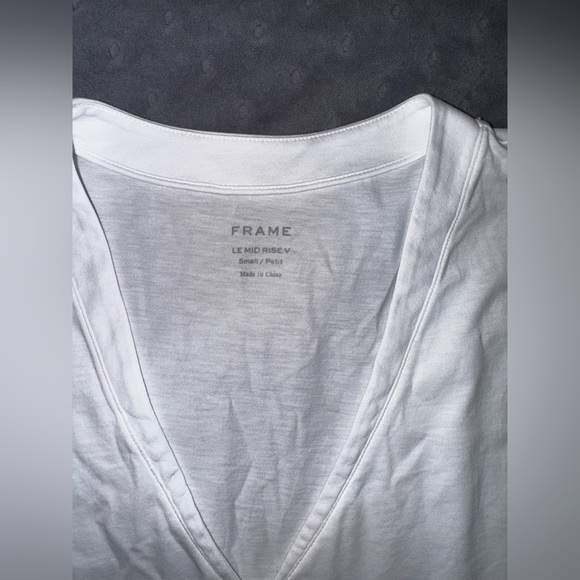 FRAME "Le Mid Rise" V-neck Tee - Picture 6 of 6